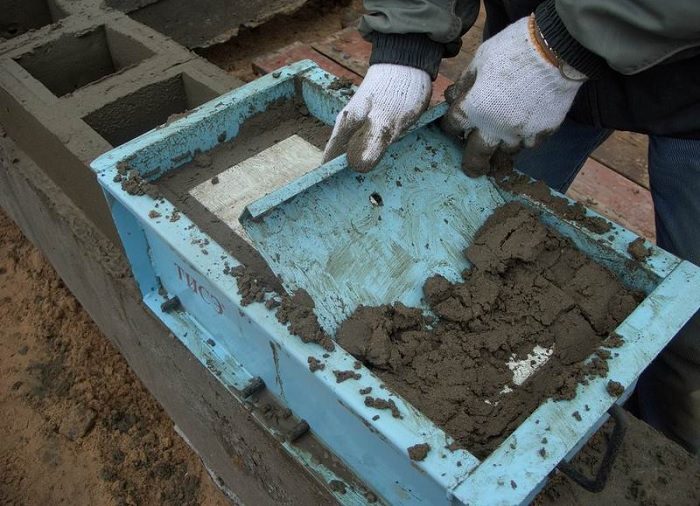 Процесс заливки бетона в опалубку