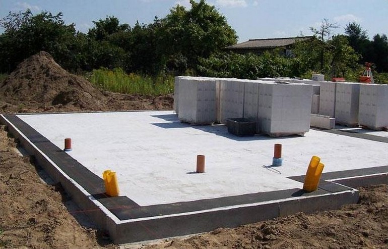 Как правильно строить фундамент из газобетона для дома: пошаговая инструкция